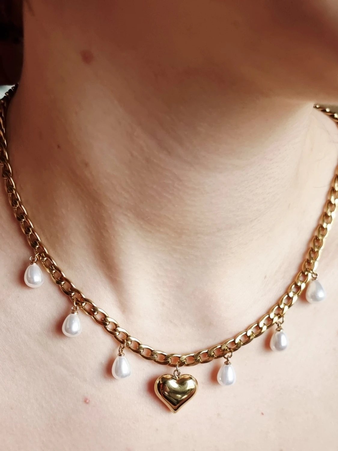 Stilfullt halsband med pärlor och hjärta  - 2