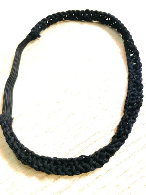 By prisförslag- Svart tunt pannband hårband justerbart  - Snyggt svart hårband med flätad design och elastisk baksida för skön passform. Tillverkat i mjukt garnliknande material som ger en bohemisk känsla. Perfekt för att hålla håret på plats när man ska sminka sig eller under dagen, och addera en stilren touch till din look. 