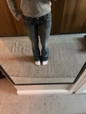 Blå Jeans  - Säljer ett par snygga missy jeans i st 36. Inga defekter och passar mig som är 164 cm lång. Skriv för fler frågor och funderingar!💕