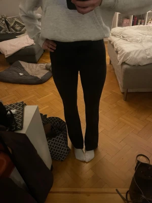 Svarta leggings från Lululemon - Säljer ett par svarta leggings från Lululemon med hög midja. Det är groove flared pant. Och är i storlek 4 vilket motsvarar ungefär XS-S. Perfekta för dig som gillar stilrena och bekväma plagg. Materialet är stretchigt och mjukt.