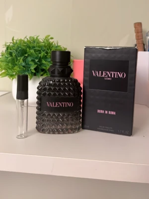 Säljer 5ml av Valentino Uomo Born in Roma  - Decanteras från min egna originalflaska (syns på bilderna). Batchkod finns på undersidan. Förvarad i låda, ej i solljus.  Perfekt om du vill testa doften eller ha en mindre travel-size. 