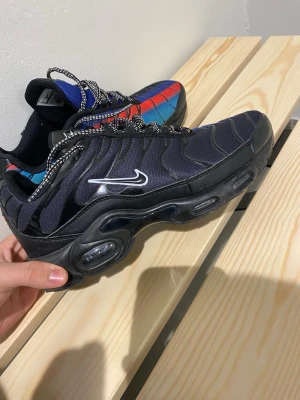 Nike tn skor - Riktigt snygga Nike tns ganska bra skick men lite sönder på insidan. Pris kan diskuteras i DM