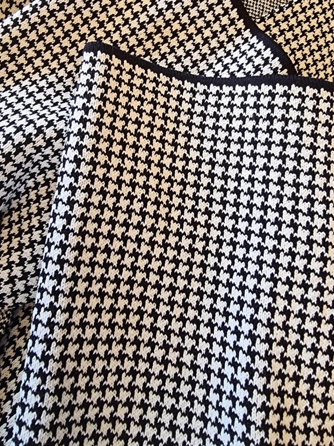 Svartvit lång kofta med huva från Oui - 2