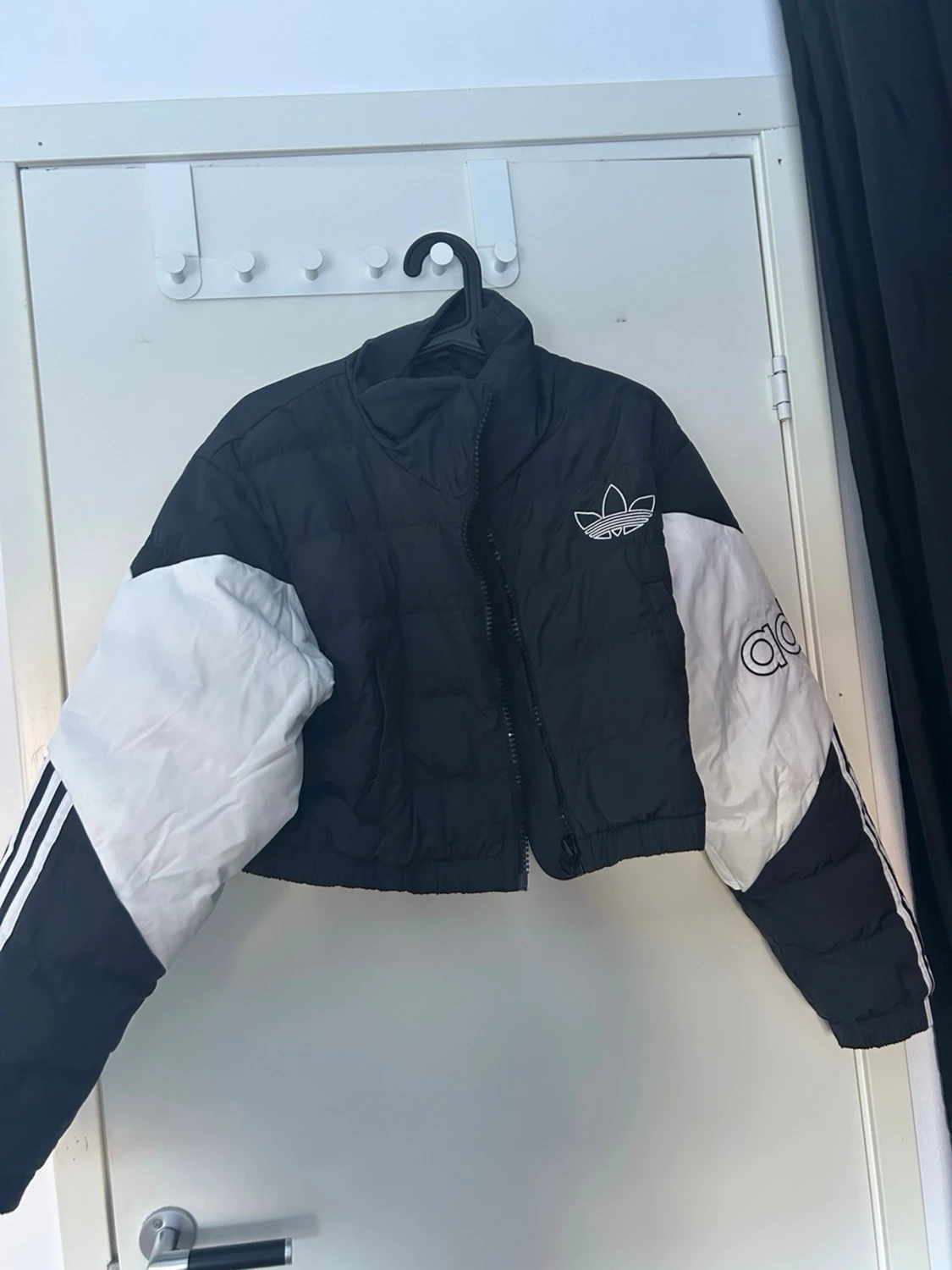 Svartvit cropped pufferjacka Adidas - 2