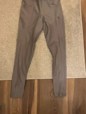 Maya delorez Ridbyxor - Super fina ridbyxor från Maya Delorez i strl XS i typ grå/lila/beige färg, skulle gissa på att de är i färgen Mauve beige❤️lite noppriga på några ställen(se bilder), antagligen där stövlarna slitigt lite men inget som synd eller förstör funktionen och de är fortfarande som nytt grepp och fortfarande glansigt där (se bild)🌟Nypris 1799 mitt pris 1000, kan diskuteras vid snabb affär!