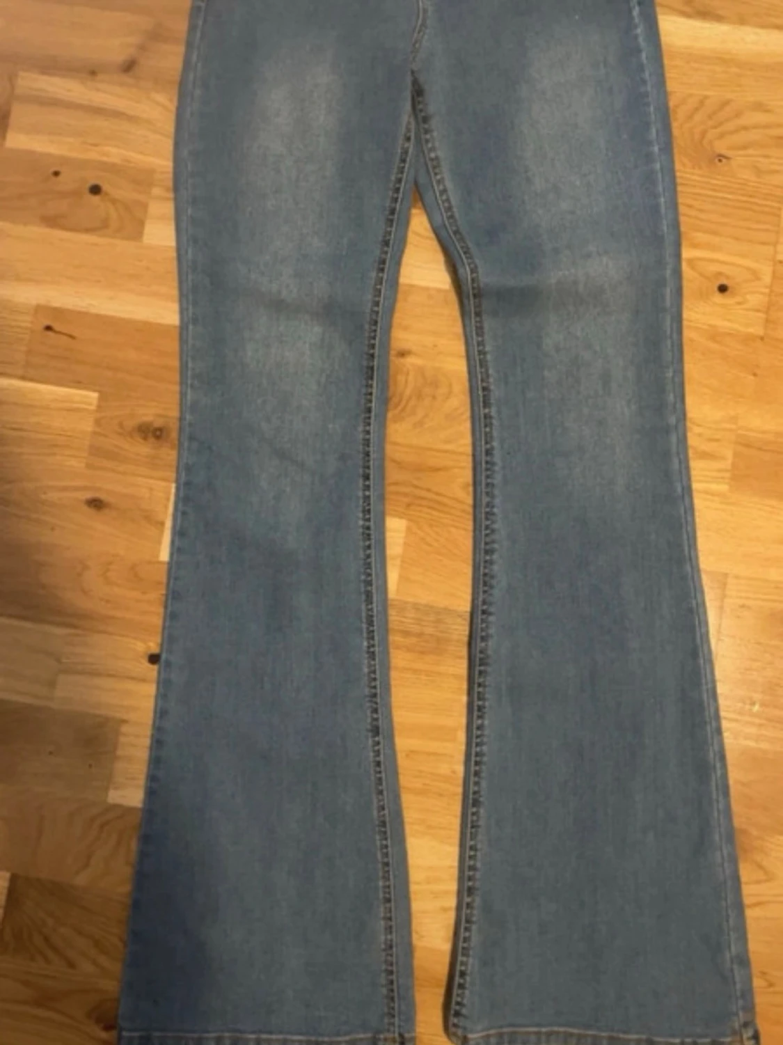 Blå bootcut jeans med hög midja
