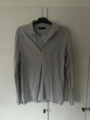 Riley skjorta M - Riktigt snygg populär grå skjorttröja i storlek m från Riley säljes. Som ny i skicket och inga hål eller fläckar. Tveka inte vid minsta fråga eller fundering🤩