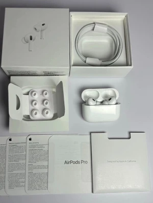 Apple AirPods Pro2 - Säljer ett par vita Apple AirPods Pro2. Säljer eftersom jag redan har ett par såna och fick ett par till i födelsedagspresent. Helt oanvända och priset kan diskuteras. Man kan få fler bilder och videos de bara skriva.