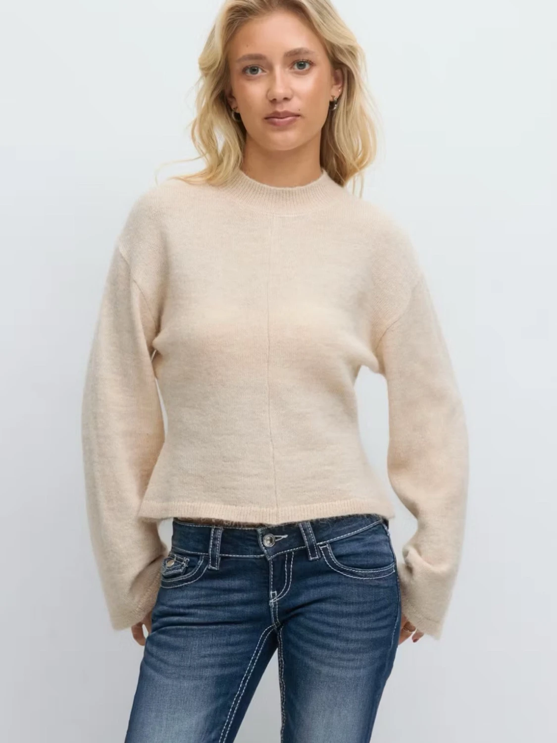 Beige stickad tröja med vida ärmar - 1
