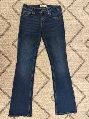 Blå bootcut jeans från ZARA - Snygga blå bootcut jeans från ZARA som är lågmidjade. Aldrig använda!! Tryck inte på Köp innan ni kontaktat mig! 
