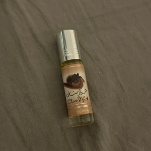 Choco Musk parfymolja roll-on - Choco Musk parfymolja från Al-Rehab i en liten glasflaska med silverfärgad roll-on-kork. Doften har tydliga toner av choklad och vanilj.