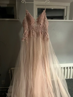 Balklänning - FRÄMST INTRESSEKOLL Storlek L, men justerbar i ryggen då vi själva sydde om från dragkedja till snörning ❤️  Kjolen består av två lager tyll ytterst, och en extremt vacker innerkjol med spets material utåt och silkes på insidan, med en splitt över höger ben (perfekt höjd). Kjolen har även ett litet släp.   Skriv om du är intresserad!  OBS! Köp inte utan att skriva