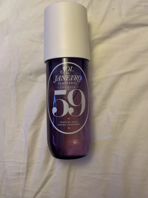 Sol de Janeiro Cheirosa 59 240 ml 💜 - Sol de Janeiro Cheirosa 59 Parfymmist i en snygg lila flaska med vit kork. Perfekt för dig som gillar fräscha och unika dofter med en modern touch.HELT OANVÄND!! Och det är en stor!!