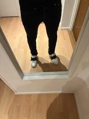 Svarta slim jeans - Säljer ett par svarta skinny jeans med klassisk femficksdesign och smal passform hela vägen ner. Jeansen har normal midja och är perfekta för dig som gillar en tajt stil. Passar till det mesta och är lätta att matcha med olika outfits.