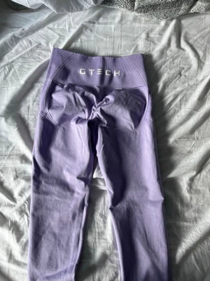 Lila Gtech Tights  - Säljer dessa från gtech i storlek xs, färg light purple💜 säljer i blå också  Define seamless scrunch tights Använd ett par gånger Nypris: 499kr Skickar snabbt📦