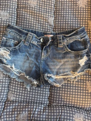 Jeans shorts  - Super snygga lågmidjade jeanshorts från Gina Young. Storlek M men passar mig som i vanliga fall bär xs och s i byxor.