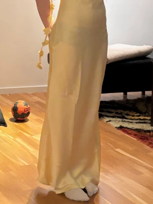 Gul satinkänning - Säljer den här jättefina satinklänningen från gina tricot! Perfekt inför sommaren eller firande. Har bara använts en gång och är i helt nytt skick. Den finns inte att köpa på hemsidan längre, ordinarie pris var 700kr men säljer för 515!