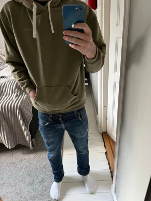 Grön oversized hoodie med tryck på ryggen - Säljer en grön oversized hoodie med fränt stort märke på ryggen. Tröjan passar nog någon mellan 160-175. Hör av er vid funderingar 🤗