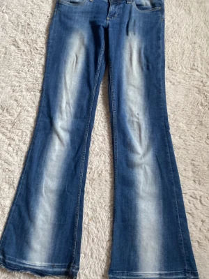 kvarg jeans  -  Snygga blåa jeans från Cheap Monday använda några gånger dock så har jag förlängt ner dem men passar väldigt bra för mig som är en och 164 cm storlek 25 i midjan och 30 i längd