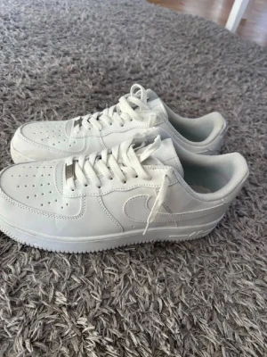 Nike Air Force 1 vita sneakers - Klassiska helvita Nike Air Force 1 sneakers för bra pris vid frågornhör av dig gärna 