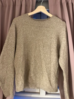 Beige stickad tröja  - Oanvänd! Brunbeige