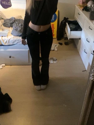 Svarta bootcut jeans med låg midja - Säljer ett par av mina favvo jeans då dom inte passar längre de är ett par svarta bootcut jeans med låg midja. Jätte sköna med rätt så stretchigt tyg passar mig som är 155 bra i längden. 