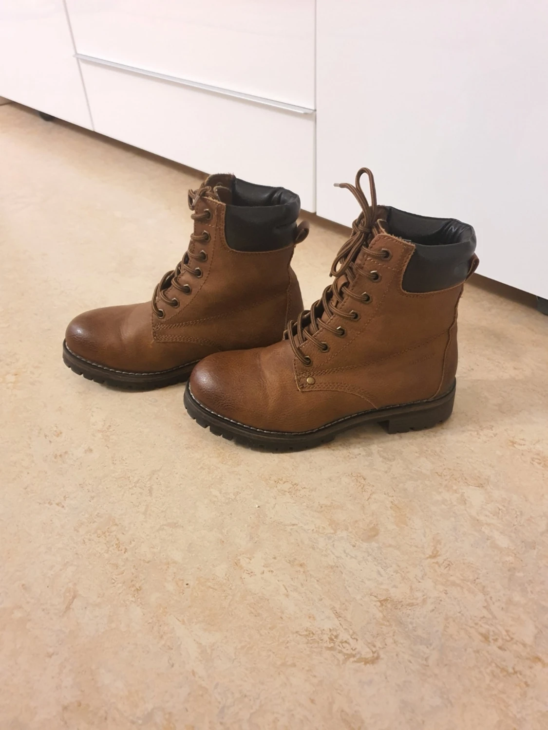 Bruna snörade kängor med svart detalj - 4