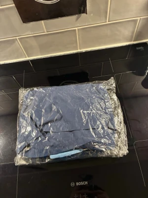 Blå badbyxor från Gant i strl small - Snygga blåa badbyxor från Gant med resår i midjan och ljusblå dragsko. Klassisk modell med kortare ben och diskret Gant-logga på vänster ben. köpt för 700 kr. Perfekta för stranden eller poolen. Tillverkade i snabbtorkande material.