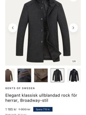 Klassisk svart ullrock Gents of Sweden - Stilren svart rock i ullblandning från Gents of Sweden. Rak passform med ståkrage, knäppning framtill och två sidofickor. Perfekt för dig som vill ha en tidlös och elegant look. Broadway-inspirerad design som funkar till många outfits.