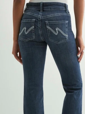 Mörkblå bootcut jeans från Nelly  - Snygga mörkblå bootcut jeans från Nelly med klassisk femficksdesign och vit kontrastsöm på bakfickorna. Jeansen har låg midja, dubbla knappar och är tillverkade i stretchig denim för en bekväm passform.