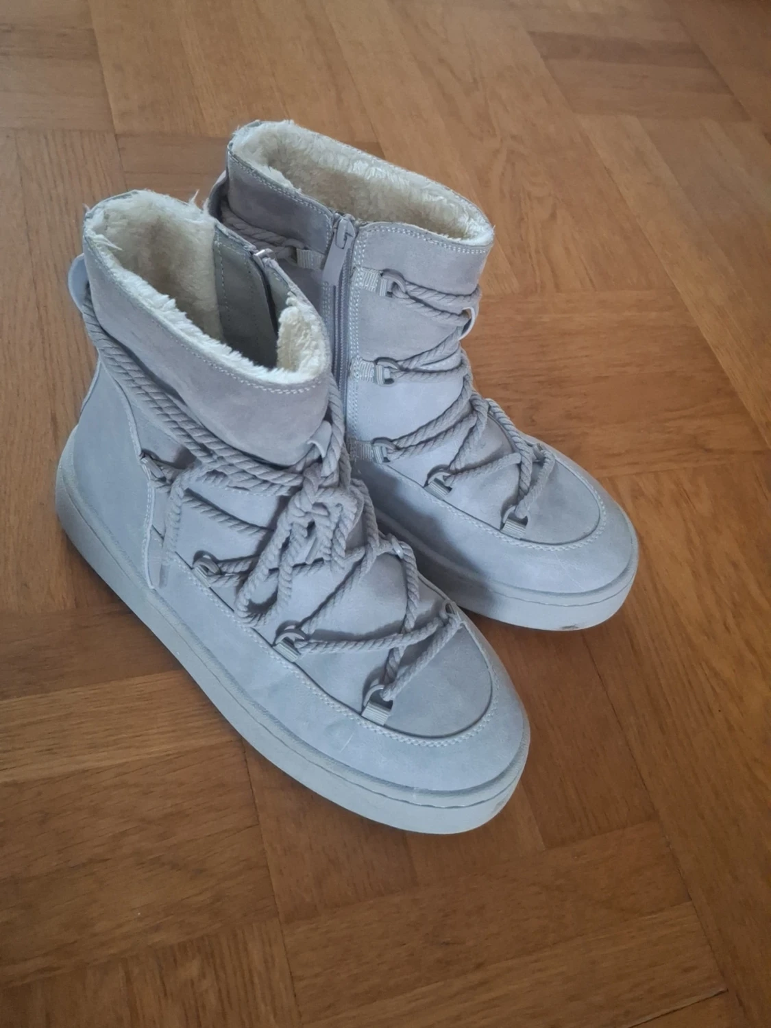 Gråa fodrade kängor med snörning - 1