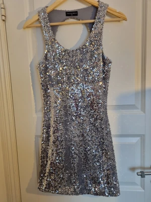 Miniklänning, open back klänning, glittrig klänning, festklänning  - Säljer denna glittriga miniklänning från Sally&Circle i strl xs. Jag skulle säga att den passar både xs och s. Den är i mycket fint skick!
