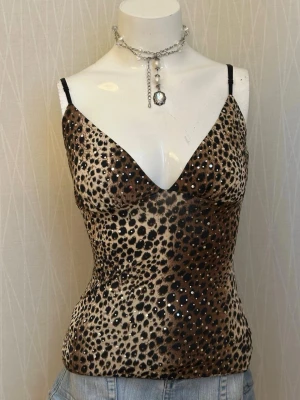 Glittrig leopard top  - Glittrar jättefint, säljer bara för den är för liten!! 