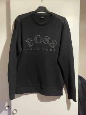 Hugo Boss Sweatshirt - Säljer min unika Hugo Boss tröja då den inte kommer till nån användning, modellen säljs inte längre. Tröjan är i fint skick och har inga skador eller så, om du är intresserad eller har frågor så är det bara att höra av dig🤝