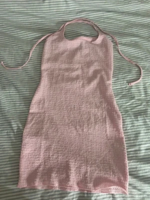 Rosa kort klänning från SHEIN - Säljer en ljusrosa kort klänning från SHEIN i storlek XS. Detta är en strand klänning så den är lite genomskinlig. Sitter tight, och fint. Använd en gång men visste inte att den va genomskinlig då 