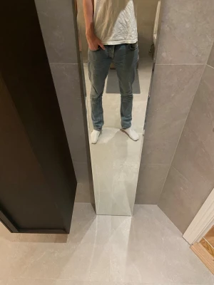 Nudie jeans  - Säljer dessa feta nudie jeansen i färgen ljus blå perfekt nu när sommaren börjar komma har knappt använt dom va inte rädd att höra av er vid frågor 