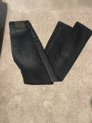 Mörkblåa Jack and jones jeans - Säljer ett par mörkblåa jack and Jones jeans med klassisk femficksdesign och smal passform. Jeansen har en diskret tvättad look och är tillverkade i ett mjukt denimtyg. Perfekta för dig som gillar stilrena och tidlösa jeans. Det är storlek 29/32 men passar även 30/32. Hör av dig vid fråga