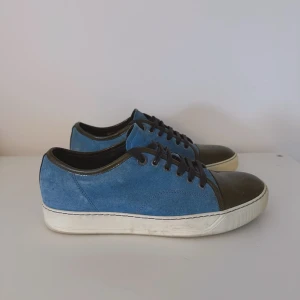 Ljusblå Lanvin Cap Toe - Säljer ett par sjukt feta Lanvin Cap Toe i färgen ljusblå. Skorna är väl omhändertagna och är därav i mycke bra skick. Skorna är i strl uk 6 och skulle uppskatta att de passar ca strl 41-42. Hör gärna av er vid frågor elr funderingar!!