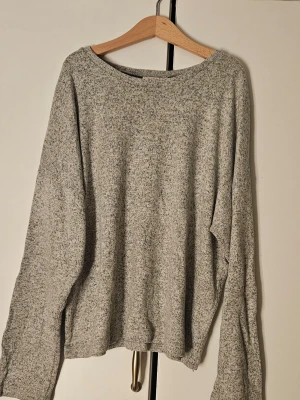 Ljusgrå tjocktröja  - Mysig ljusgrå stickad tröja med lös passform. Tröjan har rund halsringning och långa ärmar. Använd en gång. 