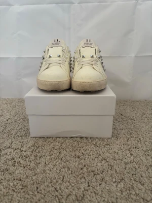 Valentino rockstud untitled, 37 - Märke: Valentino Storlek: 37 Skick: mycket bra.                                                  Färg: cream white                                               Snygg sko från valentino, modell rockstud untitled. Mycket bra skick och redo att användas. Skickas snabbt 📦 