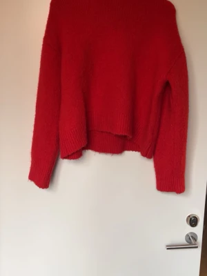 Röd stickad tröja  - Säljer denna fina röda stickade tröjan från Zara, köpt second hand och använd ändå ganska mycket men i väldigt fint skick! Bara att skriva vid fler frågor!
