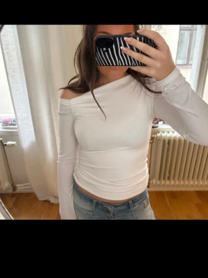 Vit topp bikbok  - Snygg vit topp från bikbok som aldrig är använd med lapparna kvar❤️‍🔥 ( mina bilder från vinted ) 