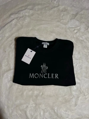 Svart sweatshirt från Moncler - Moncler sweatshirt i storlek S passar super bra och skön skickas inom 24h helt ny med tag kvar 
