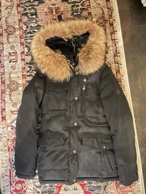 Dunjacka med äkta päls  - Skit snygg men för liten för mig!