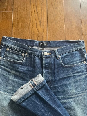 Selvedge jeans från A.P.C  - Säljer ett par mörkblå jeans från A.P.C. Skicket är bra men har ett litet hål som är enkelt att fixa. Pris kan diskuteras
