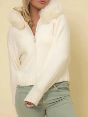 Alessa fur jacket - Säljer en vit stickad jacka med dragkedja och stor fluffig pälskrage från Alessa. Säljer då den aldrig kommit till användning 