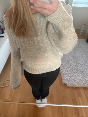 Off shoulder stickad tröja beige - Säljer en begå off shoulder stickad tröja från ginatricot, knappt använd så i siperfint skick!