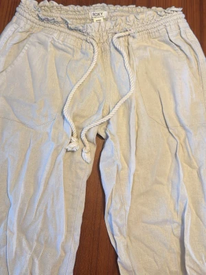 roxy linne byxor beige  - säljer nu dessa beiga roxy linne byxor, priset  pga den lilla skadan dem har men går frf att andvända! 