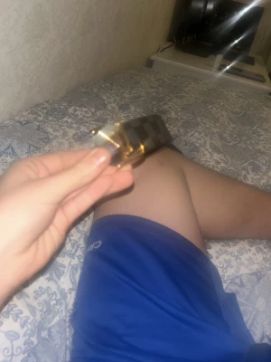 Svart, guld bälte  - Säljer mitt skadade bälte som jag inte använder längre pågrund av dens skador. Det går att fixa men är för lat.