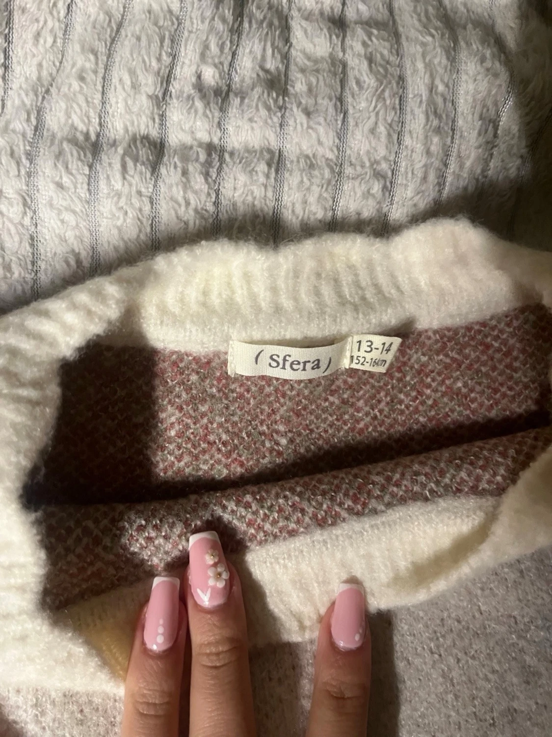 Stickad tröjan med blommor - 1